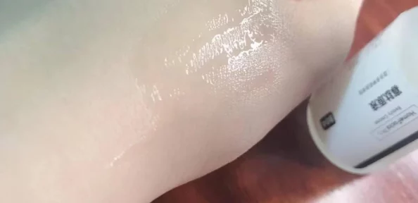 夂久亚洲精华国产精华液，网友热评“肌肤如丝般光滑，使用后立刻感受到水润与紧致”