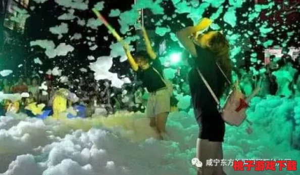 探秘梦幻海岸：寻找隐藏于绚烂泳装派对中的神秘男孩身影
