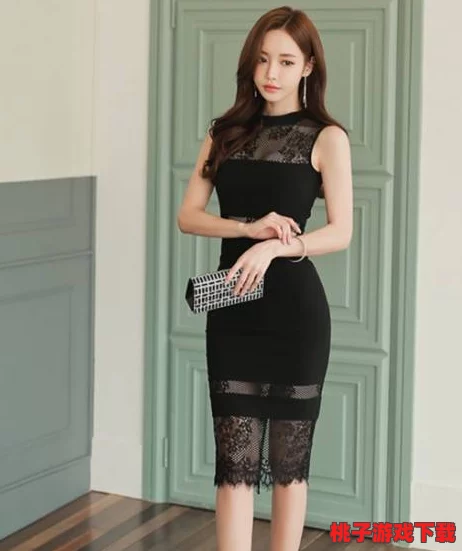 老师黑色双开真丝旗袍，材质柔软舒适，穿上非常显气质，完美展现女性韵味！