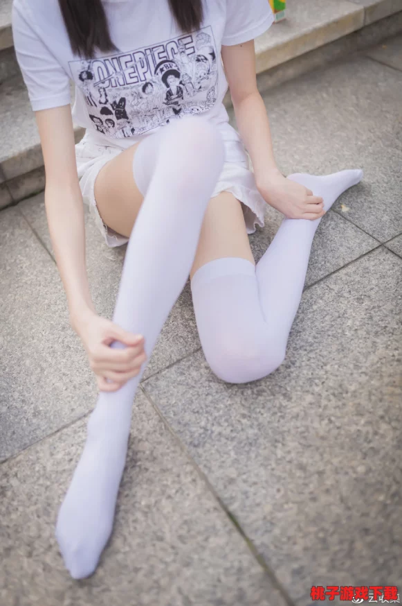 白丝校花 扒开美腿甜美，让人忍不住想要靠近深入理解