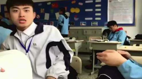 男生把困困放进老师的句号里，理解其中的幽默与调皮背后的深意