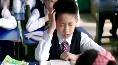 男生把困困放进老师的句号里，理解其中的幽默与调皮背后的深意