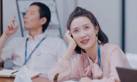 粉嫩虎白女白嫩白紧窄，网友纷纷表示“颜值爆表，简直是视觉享受！”