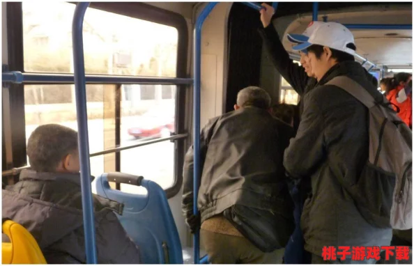公交车上摸到花蒂进去了图，引发网友热议：真实而大胆的举动，竟然有人这么敢！