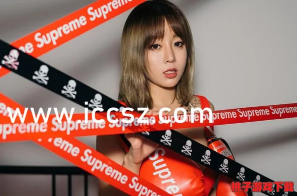 女生迈开腿打扑克，引发网友热议：游戏与魅惑并存，谁能抗拒这样的魅力？