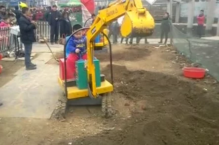 打桩机11分钟喷了14次，引发网友热议：真是见证了“高效作业”，不过这声响让人直呼“别闹了”！