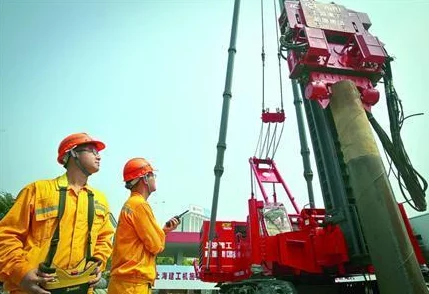 打桩机11分钟喷了14次，引发网友热议：真是见证了“高效作业”，不过这声响让人直呼“别闹了”！