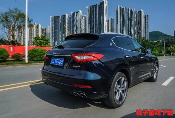 颠簸的公交车：乘客们在颠簸中寻找平衡，感受城市节奏