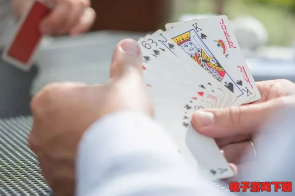 打扑克：深入理解这项经典游戏的策略与技巧，提升你的牌技水平