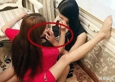 女人扒开跪着，网友评价：“这画面真让人心疼，不知道她背后有怎样的故事。”