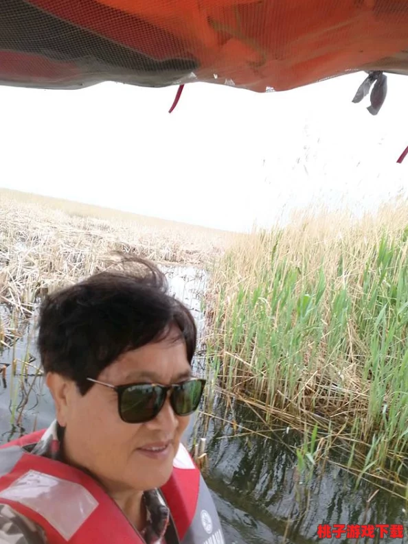 老于和淑荣把船划到河中央，轻松自在的旅程让人倍感愉悦与放松，推荐给大家！