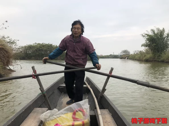 老于和淑荣把船划到河中央，轻松自在的旅程让人倍感愉悦与放松，推荐给大家！