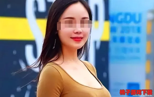 美女裸体喷出白浆，引发网友热议：有人认为这是艺术表现，有人则质疑其道德底线，观点各异引发讨论