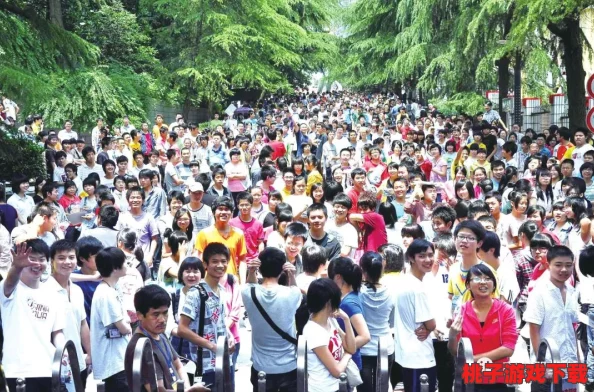 甘雨被盗宝团剂挤牛奶，竟然引发全城玩家的集体围观，现场场面惊人！