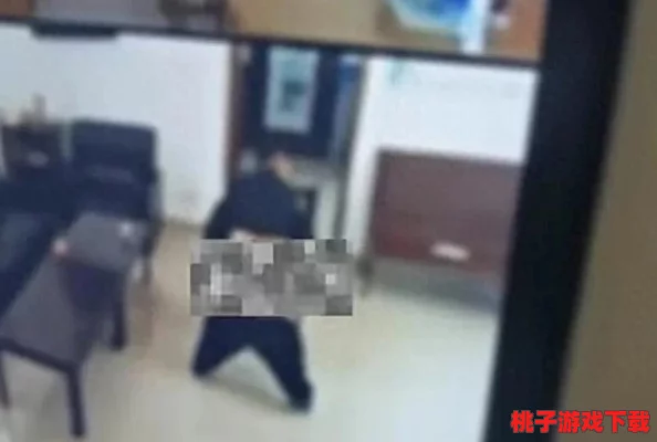 美女打开腿和男生打扑克，现场惊现不雅行为，引发众人围观与热议！