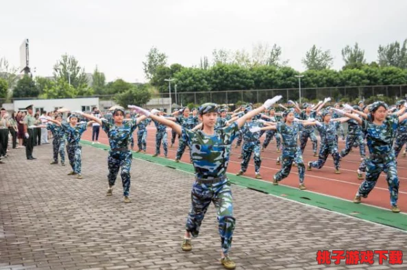 热心的朝阳群众51cg军训：数百市民齐聚，共同参与全民健身盛会，瞬间点燃激情！