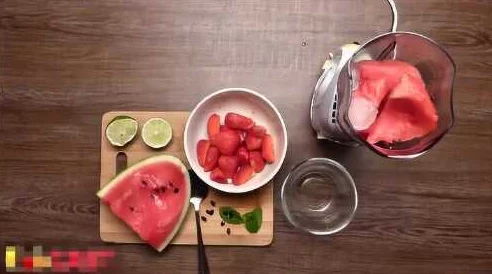 西瓜with草莓：夏季最火爆的清凉组合，打破传统口味界限，带你体验前所未有的美味盛宴！