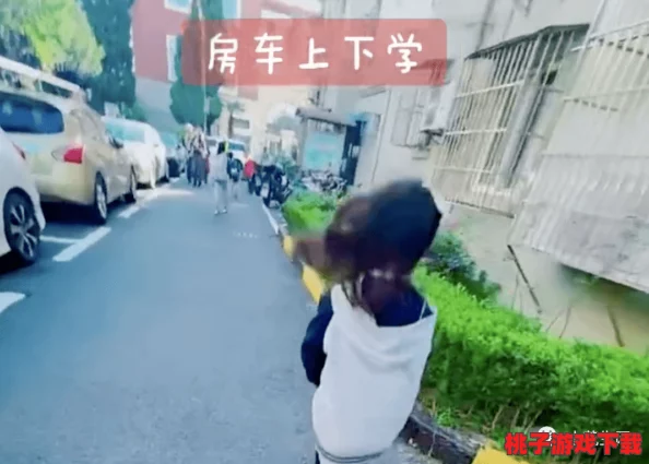 小孩子和邻居姐姐拔钢筋，竟意外发现隐藏在地下的宝藏，引发全城热议！