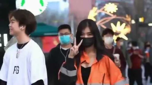 白色战靴王祖贤文轩惊现街头，竟引发疯狂围观，令所有人目瞪口呆！