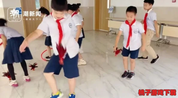 班长露出 让男生摸，引发全校热议，课间狂潮持续升温，师生反应成焦点，校园文化再掀波澜！