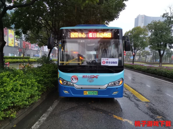 我成为了学校公认的公交车，这个称号背后反映了我在同学们心中扮演的重要角色和无私奉献的精神
