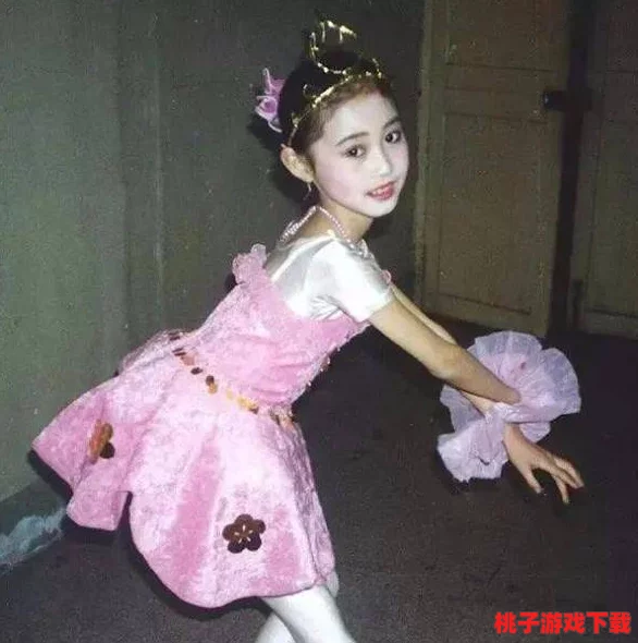 穿1毫米的裙子跳舞，惊艳全场的舞者竟因这裙子引发热议，背后故事让人震惊不已！