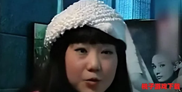 张莜雨大胆打开大腿，展现自信魅力引发热议，网友纷纷点赞其勇气与风格