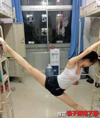 校花脱了内裤打开腿让我爽，这句话表达了一种对美丽女生的强烈吸引和渴望，暗示着一种亲密关系或性幻想