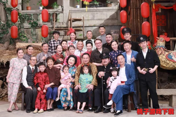 兰姨捂着嘴生怕发出声音吵，网友纷纷表示她的举动太可爱了，真是让人忍俊不禁！