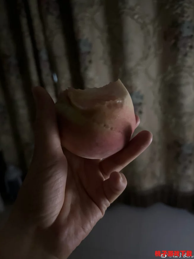 把坤坤插进桃子里视频曝光，背后真相让人难以置信，网友们纷纷热议！