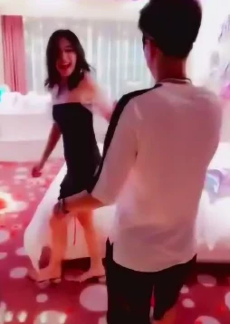 婷婷激情在线：她在直播中意外曝光了令人难以置信的秘密，瞬间引发全网热议！