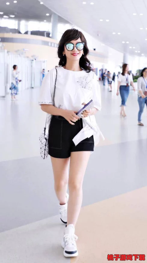 白色战靴王祖贤文轩：昔日银幕女神现身街头，惊艳亮相令粉丝为之疯狂！
