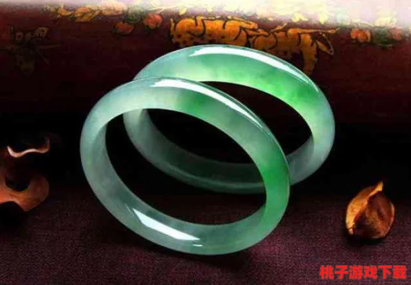 草莓丝瓜芭乐鸭脖翡翠手镯，绝美新潮流引爆时尚圈，带你玩转健康美食与奢华饰品的奇妙结合！