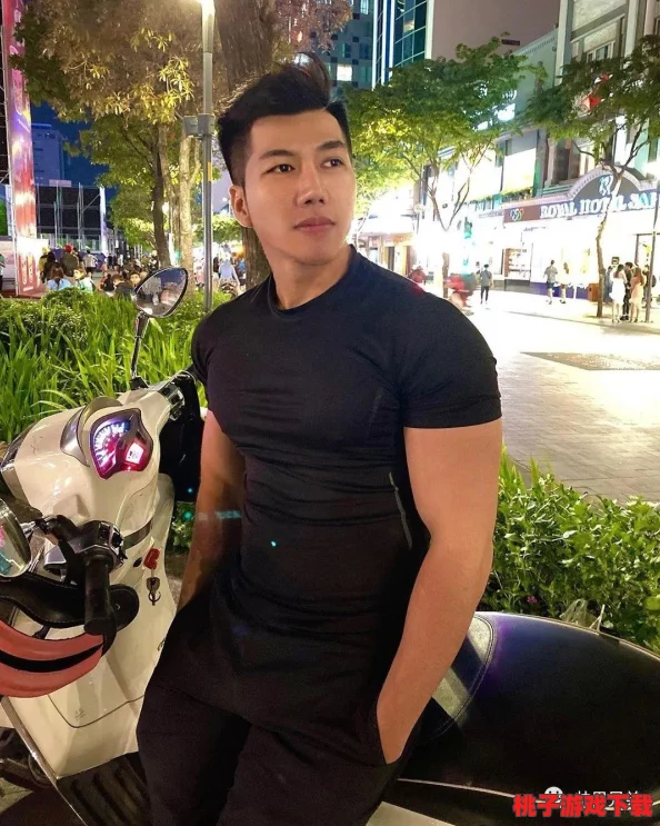 偷玩熟睡醉酒体育壮男gay，竟然引发了全城热议，背后真相令人难以置信！