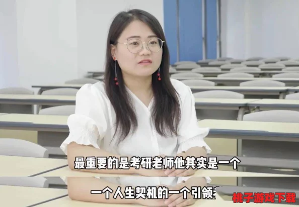 美女同桌把我夹得好爽动，竟然引发全班哄笑，老师也忍不住偷笑，场面一度失控！