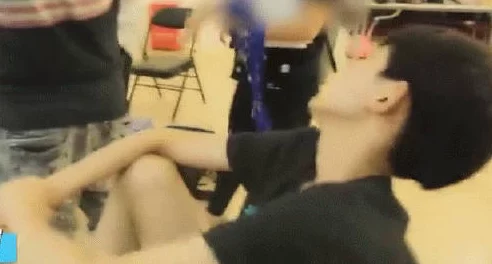 边吃釢边摸下面很爽动态图竟引发网友热议，背后隐藏的真相让人意想不到！