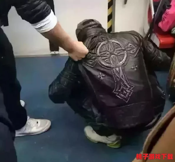 DioⅤsn沟厕BBw撒尿偷拍＂是指在DioⅤsn平台上，涉及到对女性在公共厕所内进行偷拍的事件，引发了社会对隐私权和道德论理的广泛讨论