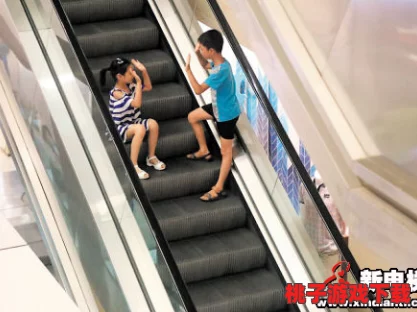 电梯里老人活春宫事件引发社会热议，专家呼吁加强公共场所道德教育与管理措施