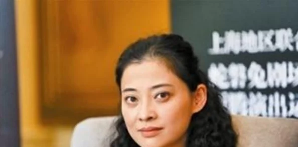 年轻的岳坶三浦惠理子被曝与知名导演秘密恋情，震惊娱乐圈引发热议！