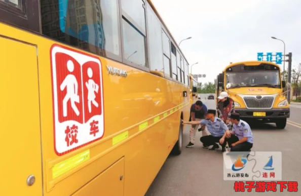 幼儿园的老师们振宇校车司机，携手保障孩子们安全出行，共同营造温馨快乐的校园环境与交通氛围