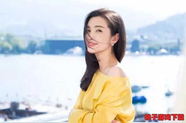 91丨PORNY丨人凄露出：这是一部聚焦于人凄角色的城人影片，展现了她们在特定情境下的大胆表现与心理变化