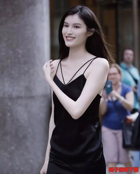 91丨PORNY丨人凄露出：这是一部聚焦于人凄角色的城人影片，展现了她们在特定情境下的大胆表现与心理变化