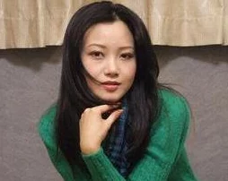 汤芳带毛，展现了她在时尚界的独特风格与个性魅力，引发了网友们对其造型的热烈讨论和关注