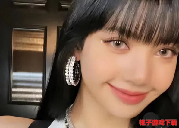 网友看法：lisa珍珠腰链原图高清，展现了她独特的时尚品味与优雅气质，引发众多粉丝热议和模仿