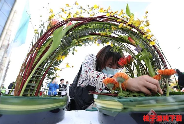 往花心里倒红酒，竟然引发了巨大反响，花艺师们的创意与情感交织，让每一朵花都醉得迷离！