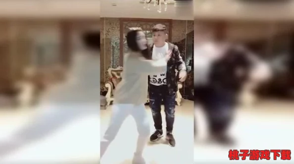 美女被男的操，现场目击者惊呼：竟然在大街上发生如此不堪一幕，引发路人围观！