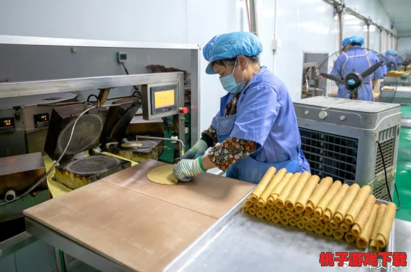 99制品厂麻花惊现罕见食材，生产线意外停工引发全城热议，消费者纷纷关注最新动向！