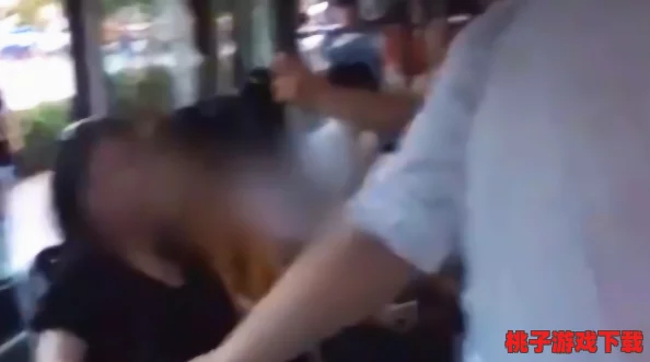 男人插女人b，竟然在公共场合上演这一幕，引发围观者热议与不满，社会道德何在？