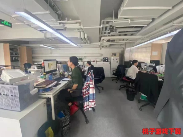 双夫1v2mo：网友热议这一新型家庭模式，认为其挑战传统观念，也有人担忧可能带来的社会问题与论理困境