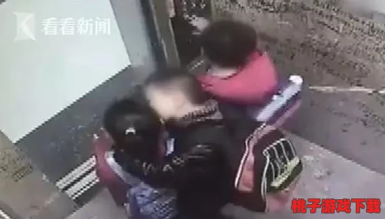 一小孩半夜喂小女孩吃困巴，监控画面曝光引发社区关注，背后真相令人不寒而栗！